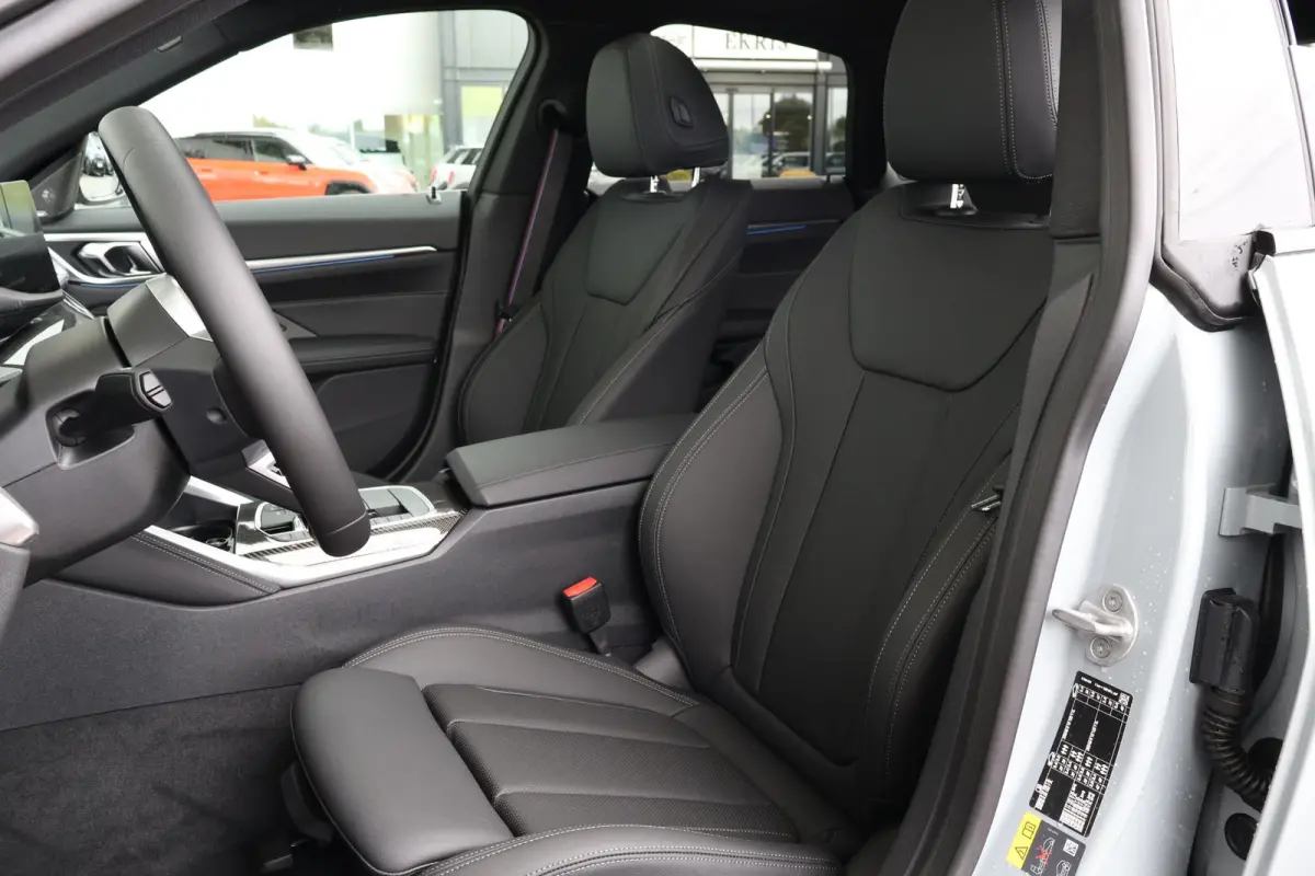 eDrive40 M Sport Edition 84 kWh | Sport Pakket Pro | M-Adaptief Onderstel | Schuif/Kantel Dak | Harman Kardon | Driving Assistant Professional | Parking Assistant Plus |