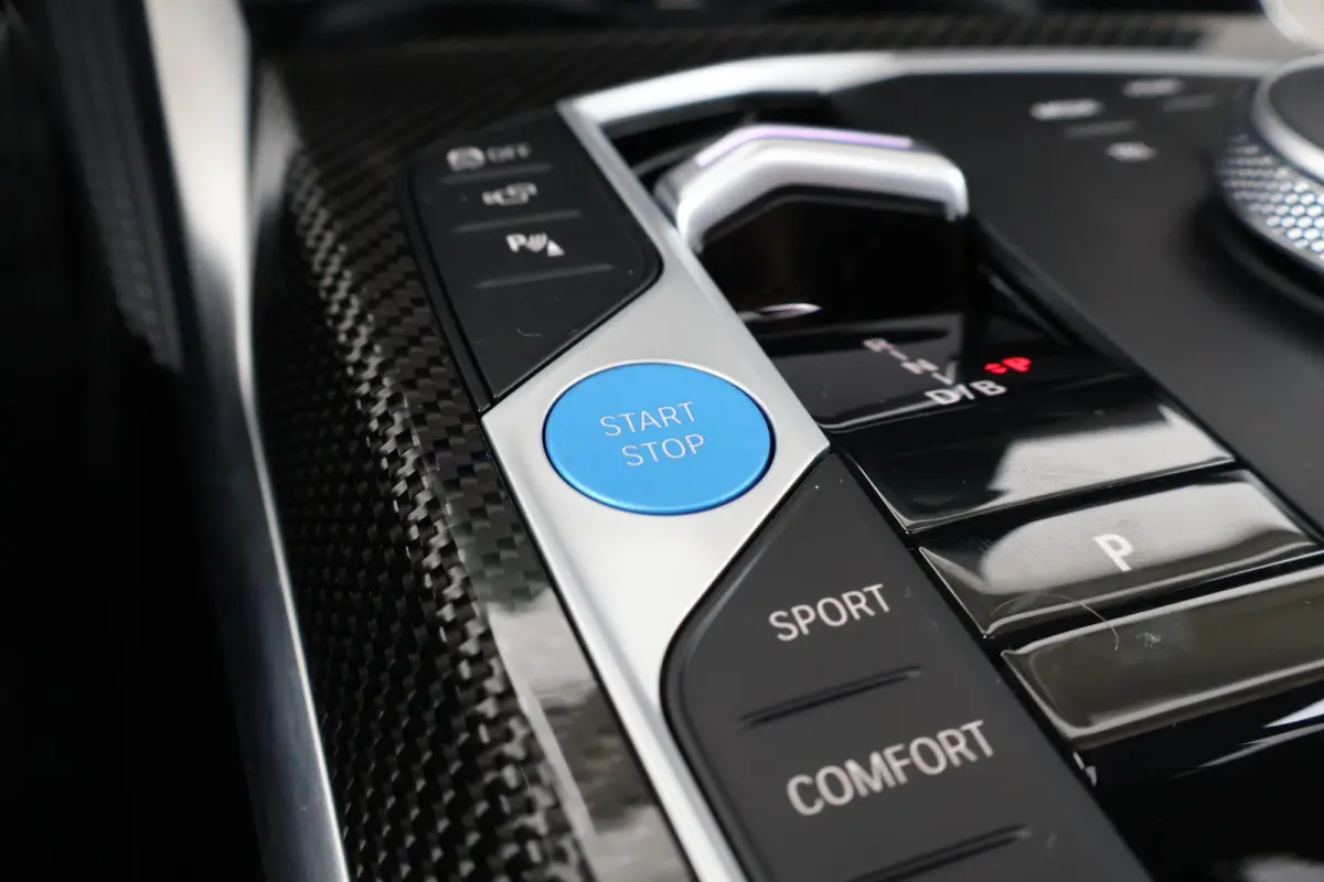 eDrive40 M Sport Edition 84 kWh | Sport Pakket Pro | M-Adaptief Onderstel | Schuif/Kantel Dak | Harman Kardon | Driving Assistant Professional | Parking Assistant Plus |