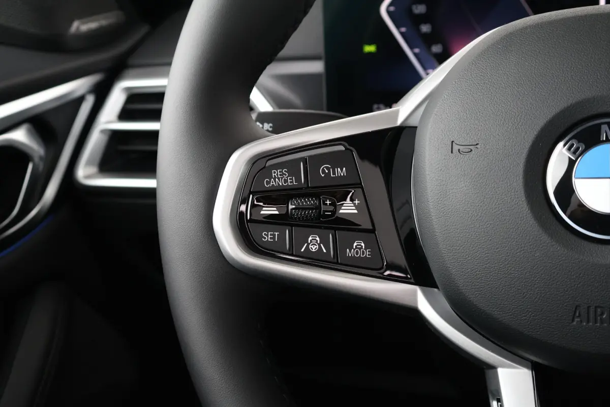 eDrive40 M Sport Edition 84 kWh | Sport Pakket Pro | M-Adaptief Onderstel | Schuif/Kantel Dak | Harman Kardon | Driving Assistant Professional | Parking Assistant Plus |