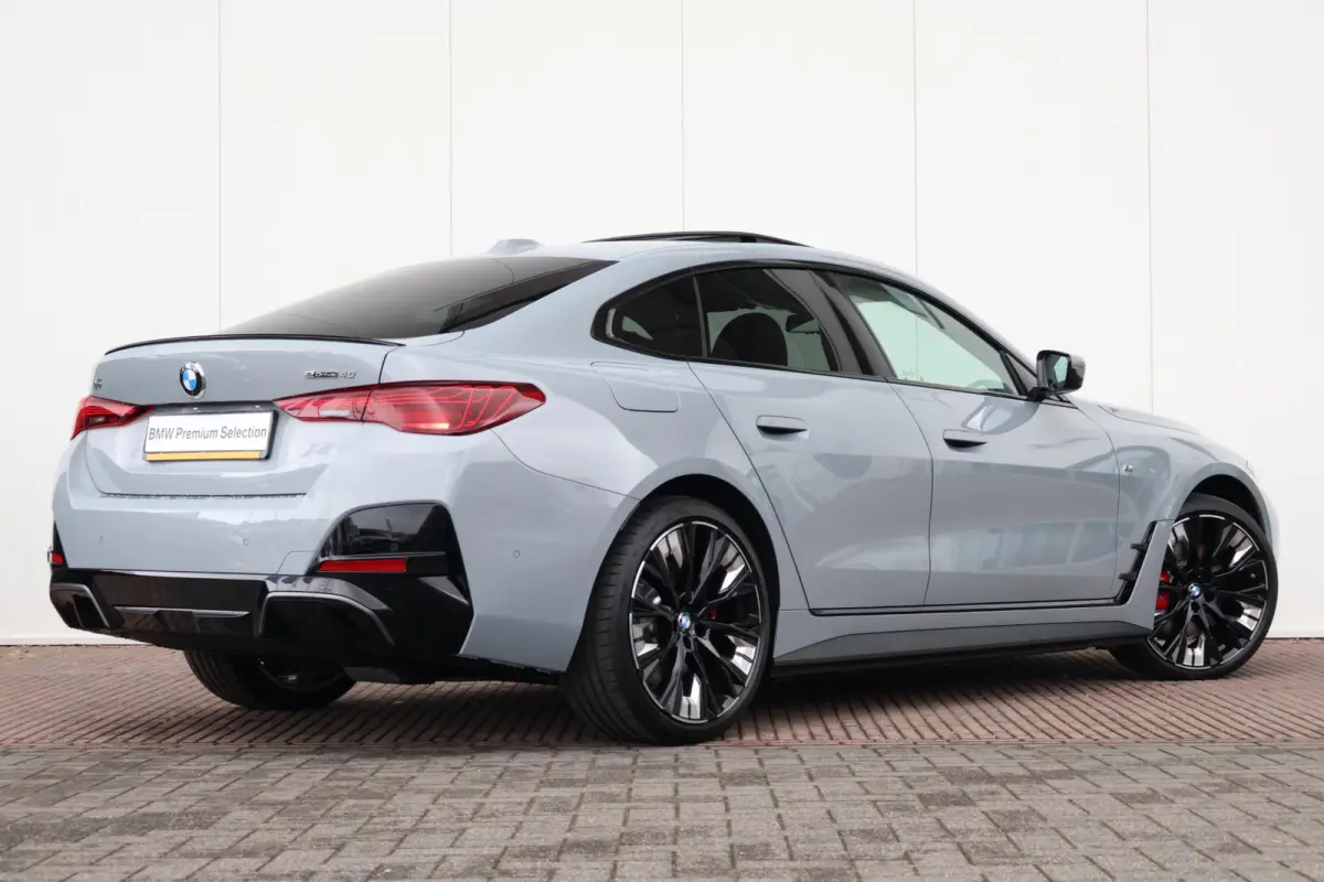 eDrive40 M Sport Edition 84 kWh | Sport Pakket Pro | M-Adaptief Onderstel | Schuif/Kantel Dak | Harman Kardon | Driving Assistant Professional | Parking Assistant Plus |