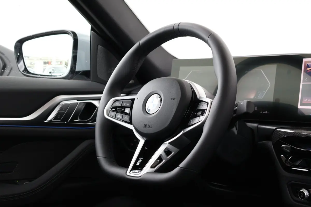 eDrive40 M Sport Edition 84 kWh | Sport Pakket Pro | M-Adaptief Onderstel | Schuif/Kantel Dak | Harman Kardon | Driving Assistant Professional | Parking Assistant Plus |