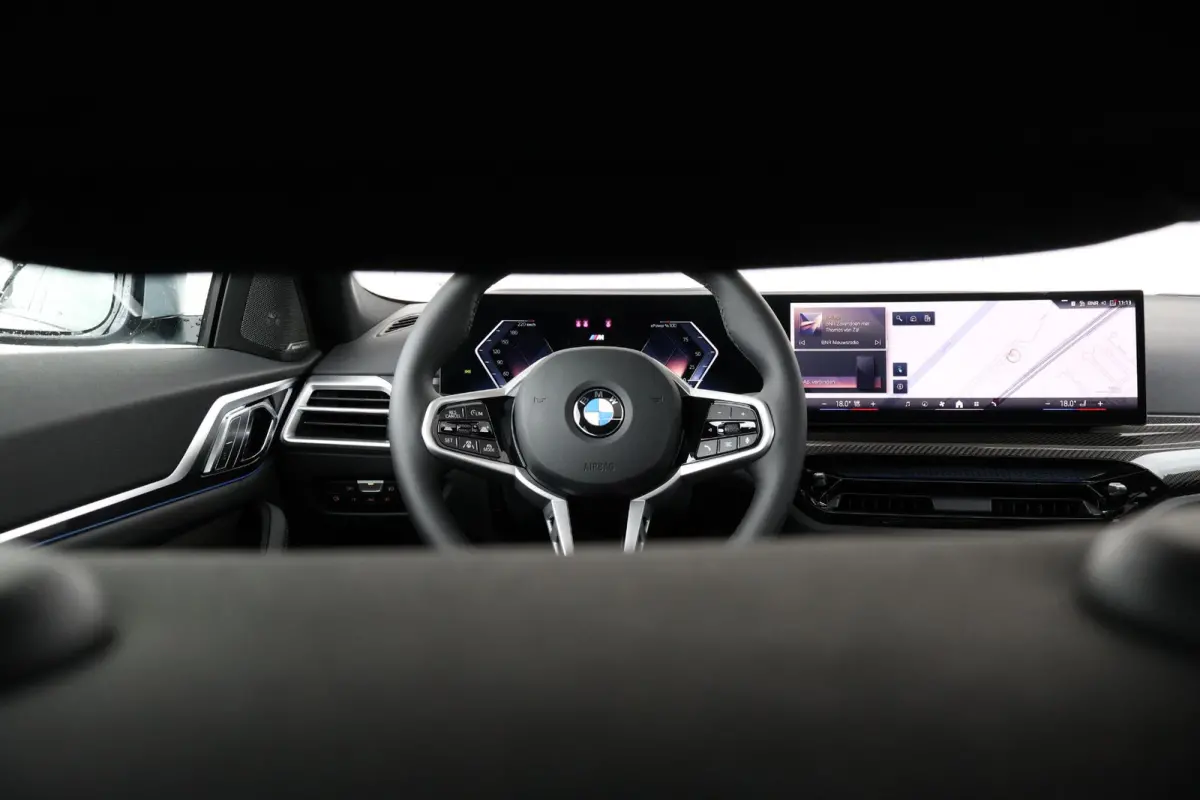 eDrive40 M Sport Edition 84 kWh | Sport Pakket Pro | M-Adaptief Onderstel | Schuif/Kantel Dak | Harman Kardon | Driving Assistant Professional | Parking Assistant Plus |
