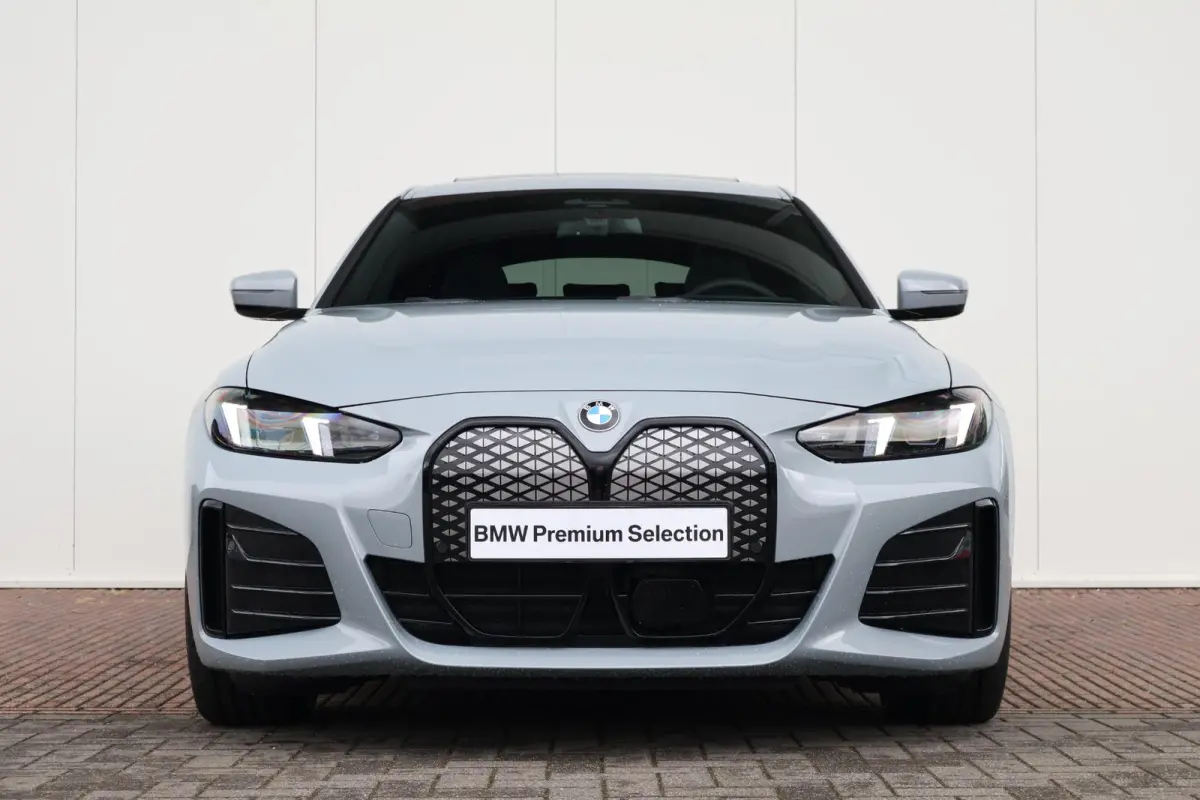 eDrive40 M Sport Edition 84 kWh | Sport Pakket Pro | M-Adaptief Onderstel | Schuif/Kantel Dak | Harman Kardon | Driving Assistant Professional | Parking Assistant Plus |