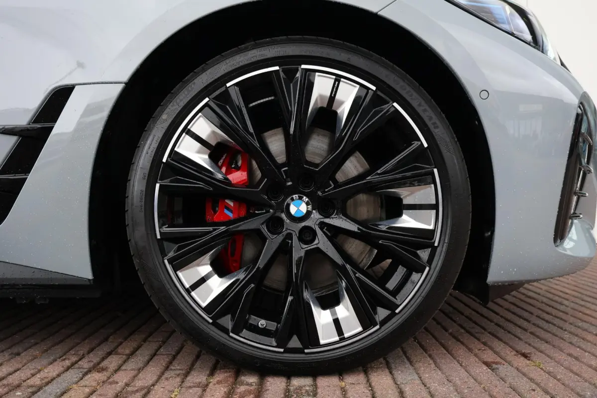 eDrive40 M Sport Edition 84 kWh | Sport Pakket Pro | M-Adaptief Onderstel | Schuif/Kantel Dak | Harman Kardon | Driving Assistant Professional | Parking Assistant Plus |