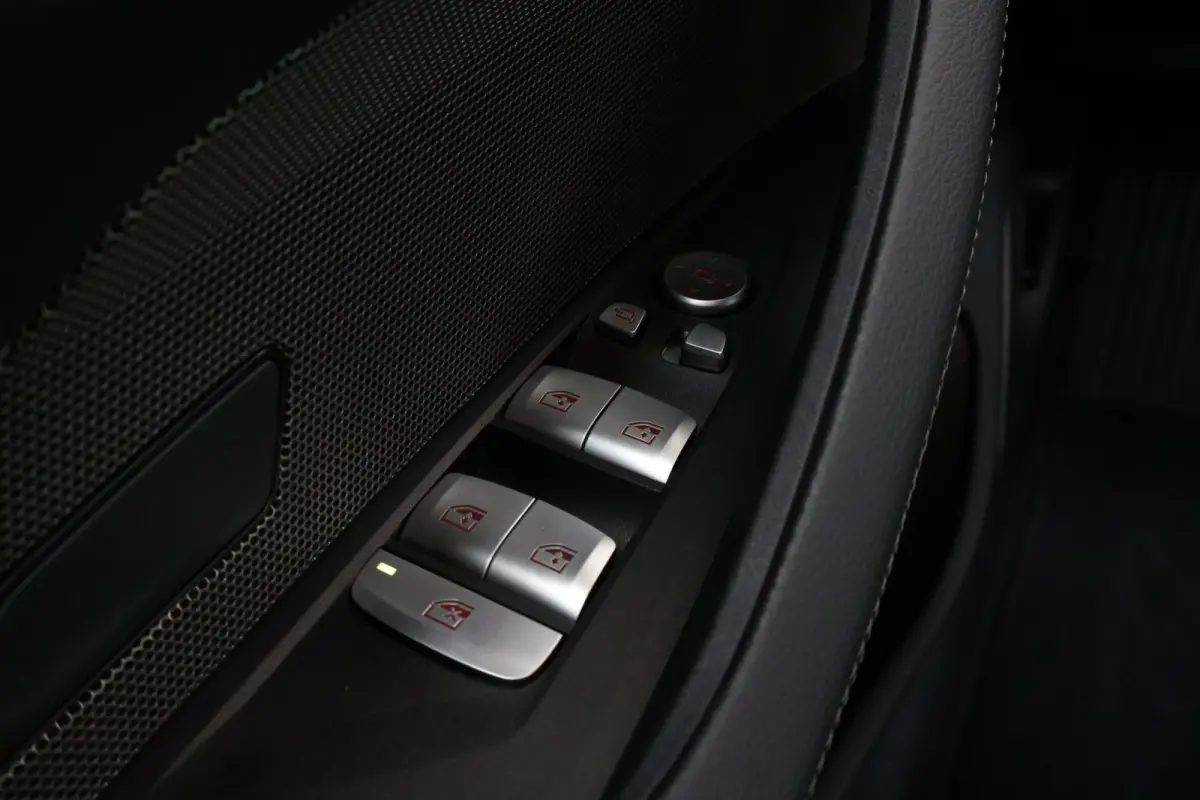 eDrive40 M Sport Edition 84 kWh | Sport Pakket Pro | M-Adaptief Onderstel | Schuif/Kantel Dak | Harman Kardon | Driving Assistant Professional | Parking Assistant Plus |