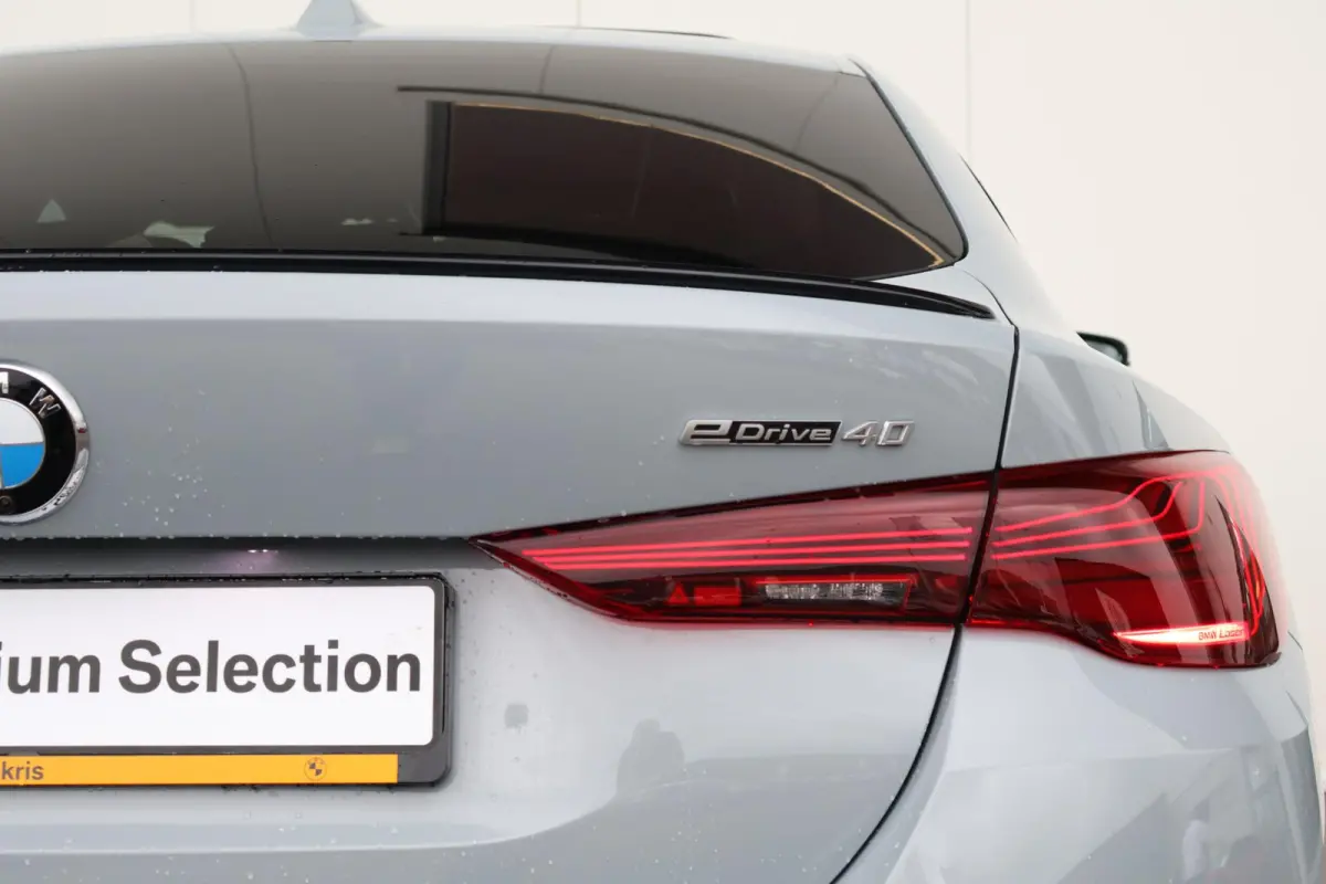 eDrive40 M Sport Edition 84 kWh | Sport Pakket Pro | M-Adaptief Onderstel | Schuif/Kantel Dak | Harman Kardon | Driving Assistant Professional | Parking Assistant Plus |