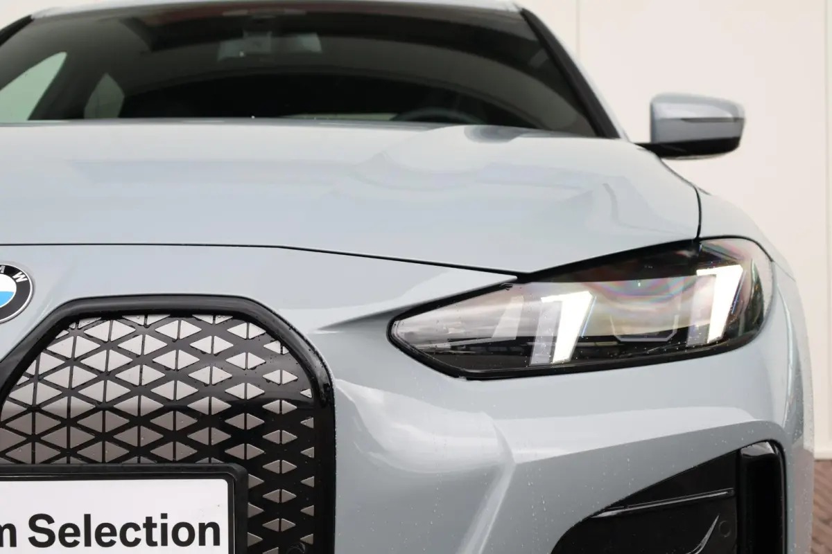 eDrive40 M Sport Edition 84 kWh | Sport Pakket Pro | M-Adaptief Onderstel | Schuif/Kantel Dak | Harman Kardon | Driving Assistant Professional | Parking Assistant Plus |