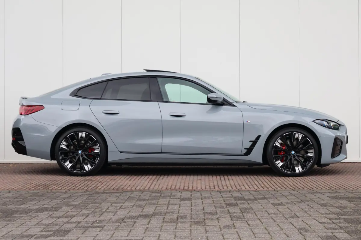 eDrive40 M Sport Edition 84 kWh | Sport Pakket Pro | M-Adaptief Onderstel | Schuif/Kantel Dak | Harman Kardon | Driving Assistant Professional | Parking Assistant Plus |