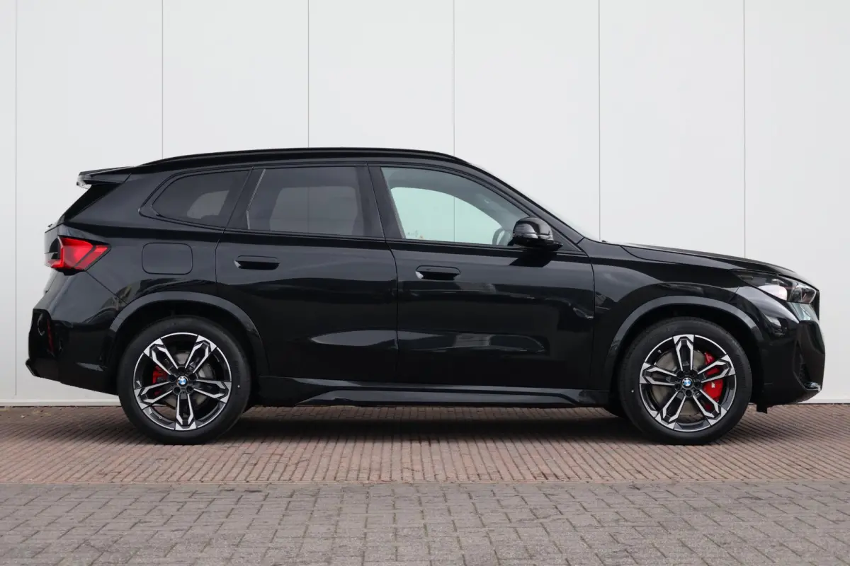 eDrive20 67 kWh M Sport Edition | Sport Pakket Pro | Panorama Dak | Stuur & Stoelverwarming | Driving Assistant Professional | Parking Assistant Plus | Head-Up | Harman Kardon | Elektr. Stoe