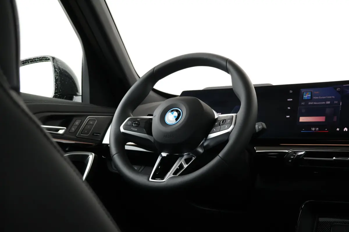 eDrive20 67 kWh M Sport Edition | Sport Pakket Pro | Panorama Dak | Stuur & Stoelverwarming | Driving Assistant Professional | Parking Assistant Plus | Head-Up | Harman Kardon | Elektr. Stoe
