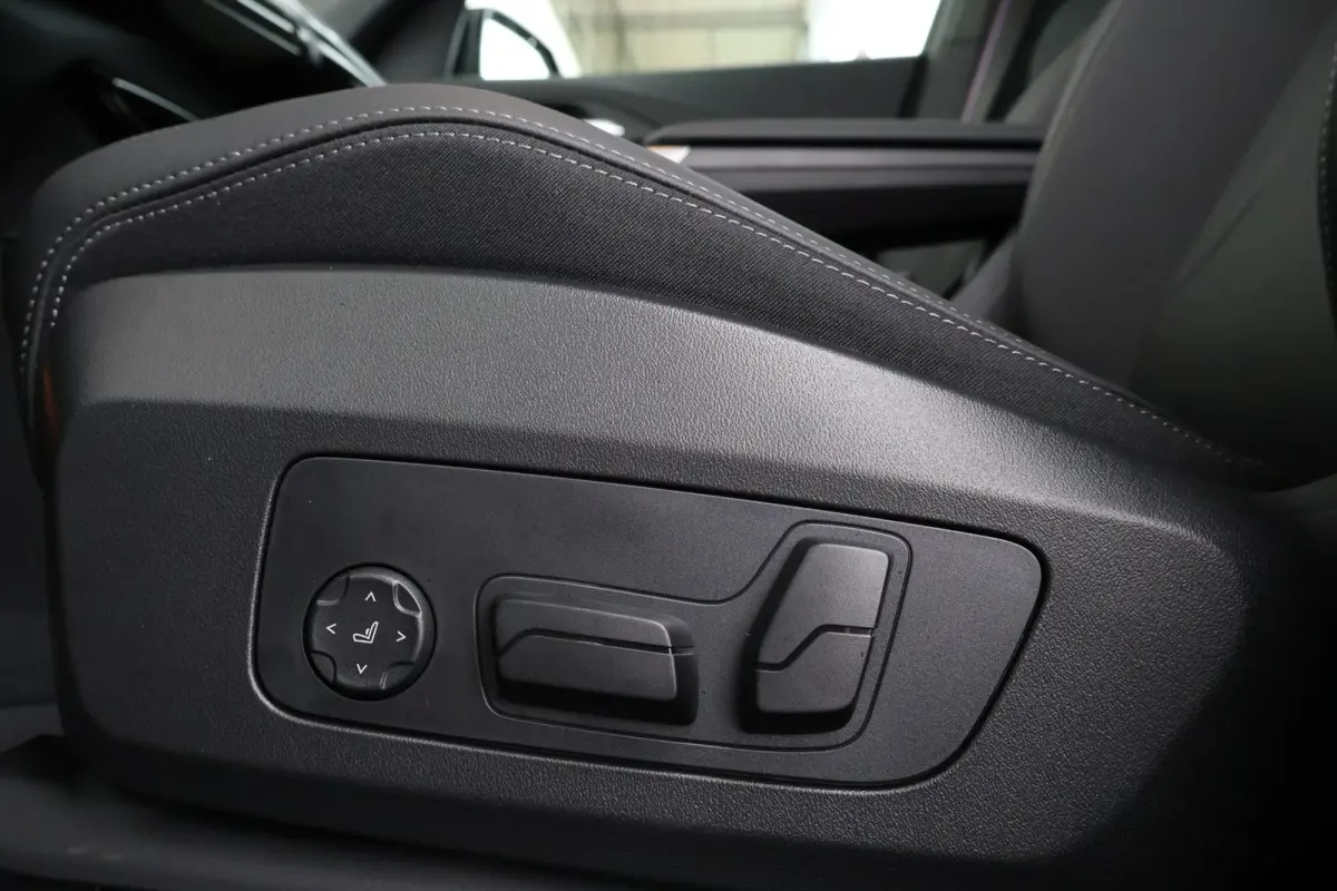 eDrive20 67 kWh M Sport Edition | Sport Pakket Pro | Panorama Dak | Stuur & Stoelverwarming | Driving Assistant Professional | Parking Assistant Plus | Head-Up | Harman Kardon | Elektr. Stoe