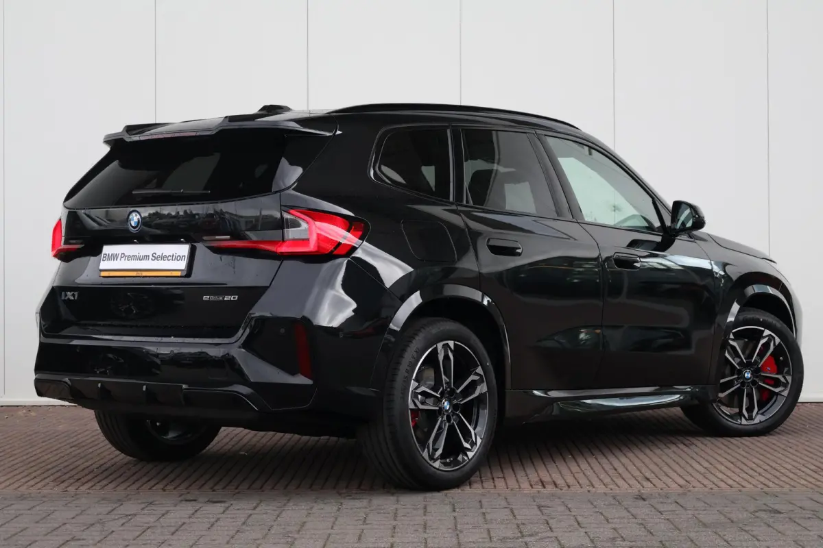eDrive20 67 kWh M Sport Edition | Sport Pakket Pro | Panorama Dak | Stuur & Stoelverwarming | Driving Assistant Professional | Parking Assistant Plus | Head-Up | Harman Kardon | Elektr. Stoe