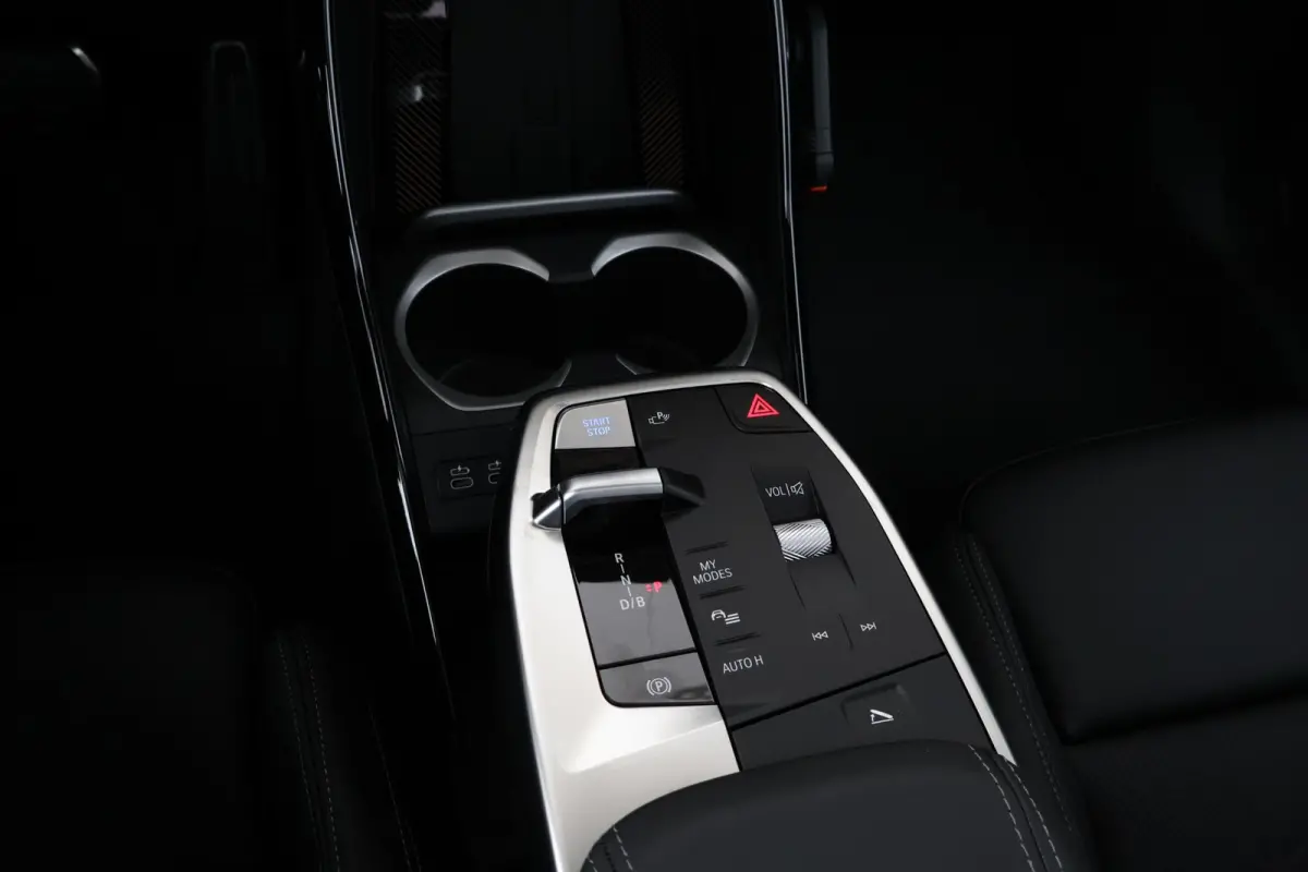 eDrive20 67 kWh M Sport Edition | Sport Pakket Pro | Panorama Dak | Stuur & Stoelverwarming | Driving Assistant Professional | Parking Assistant Plus | Head-Up | Harman Kardon | Elektr. Stoe