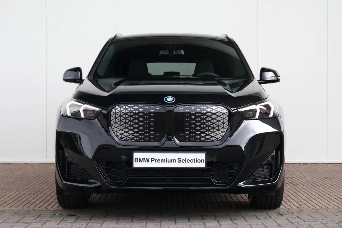 eDrive20 67 kWh M Sport Edition | Sport Pakket Pro | Panorama Dak | Stuur & Stoelverwarming | Driving Assistant Professional | Parking Assistant Plus | Head-Up | Harman Kardon | Elektr. Stoe
