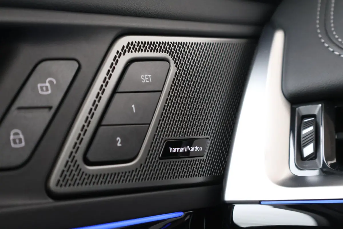 eDrive20 67 kWh M Sport Edition | Sport Pakket Pro | Panorama Dak | Stuur & Stoelverwarming | Driving Assistant Professional | Parking Assistant Plus | Head-Up | Harman Kardon | Elektr. Stoe