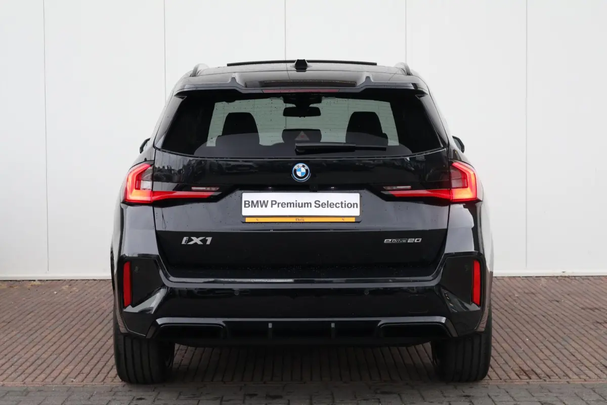 eDrive20 67 kWh M Sport Edition | Sport Pakket Pro | Panorama Dak | Stuur & Stoelverwarming | Driving Assistant Professional | Parking Assistant Plus | Head-Up | Harman Kardon | Elektr. Stoe