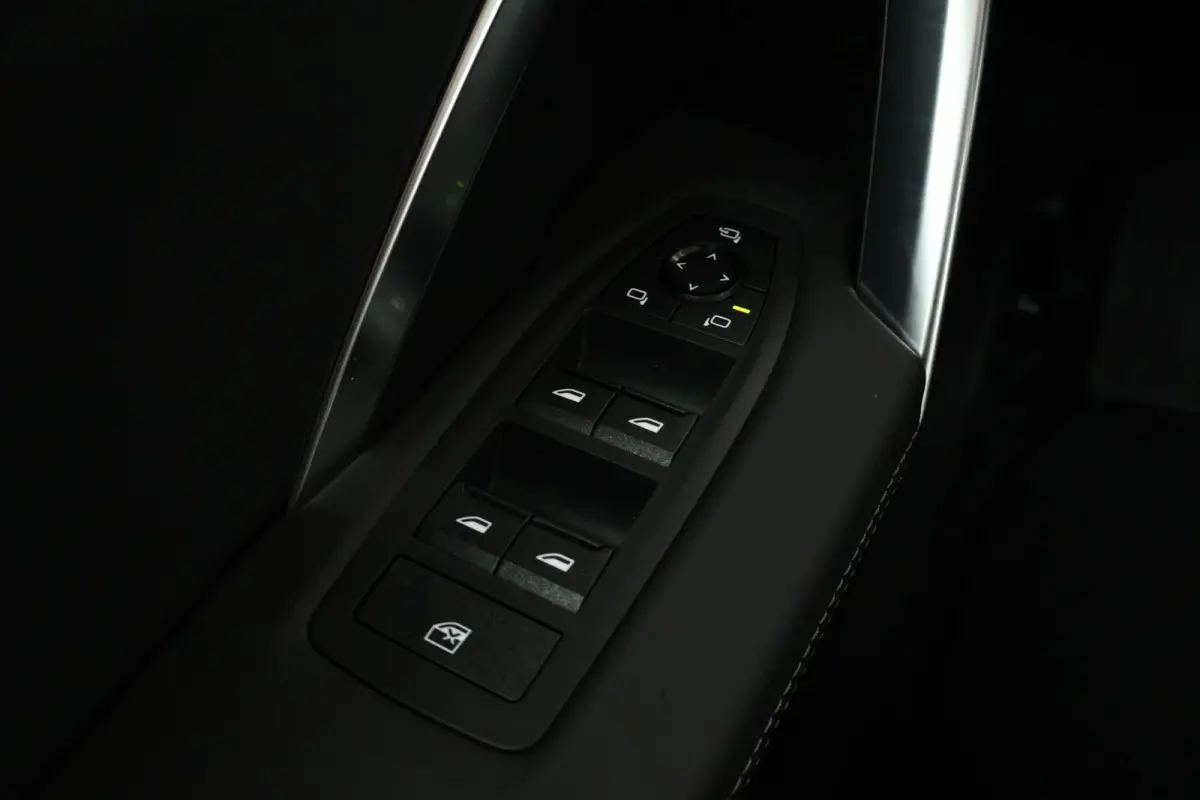 eDrive20 67 kWh M Sport Edition | Sport Pakket Pro | Panorama Dak | Stuur & Stoelverwarming | Driving Assistant Professional | Parking Assistant Plus | Head-Up | Harman Kardon | Elektr. Stoe