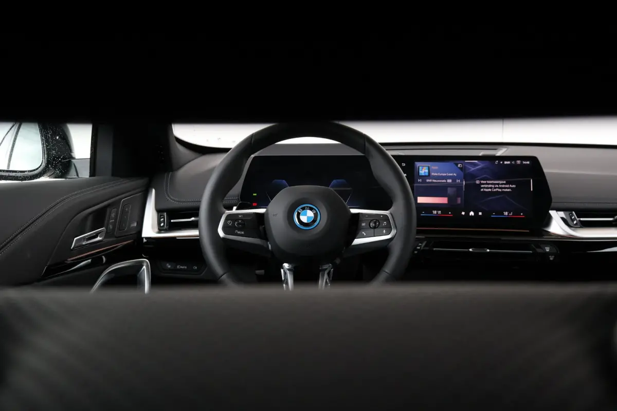 eDrive20 67 kWh M Sport Edition | Sport Pakket Pro | Panorama Dak | Stuur & Stoelverwarming | Driving Assistant Professional | Parking Assistant Plus | Head-Up | Harman Kardon | Elektr. Stoe