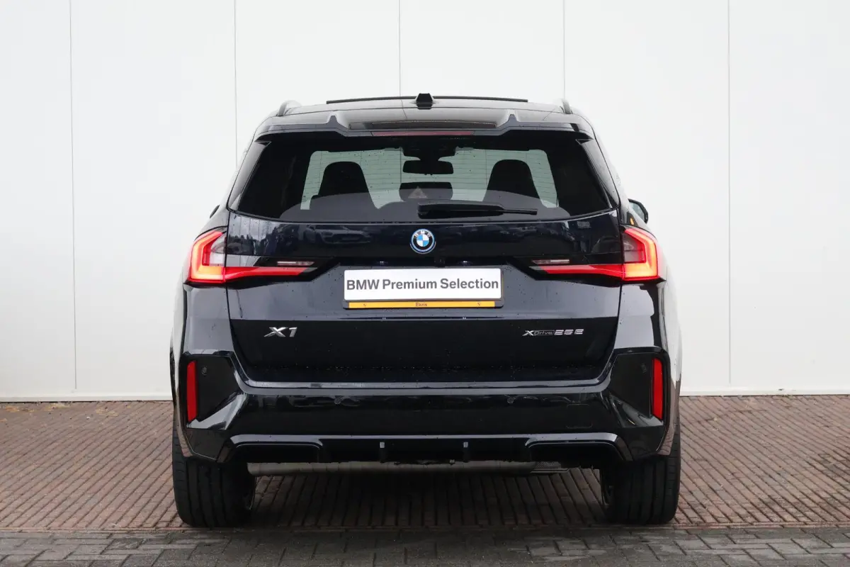 xDrive25e Optimized Edition | Sport pakket Pro | Panorama Dak | Driving Assistant Plus | Parking Assistant Plus | Head-Up | Invidual Jerez Zwart | Trekhaak | Stuur & Stoelverwarming |