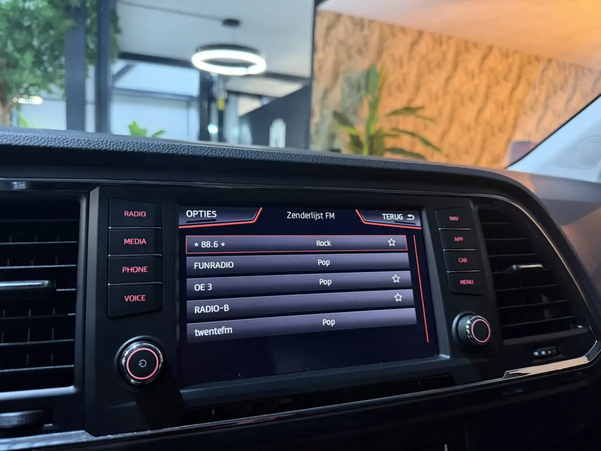 1.0 EcoTSI Style Edition|Lava Blue|Dealer Onderhouden|AllSeason|Virtual Cockpit|LED|Navi|CarPlay|Cruise|PDC|Rijklaar