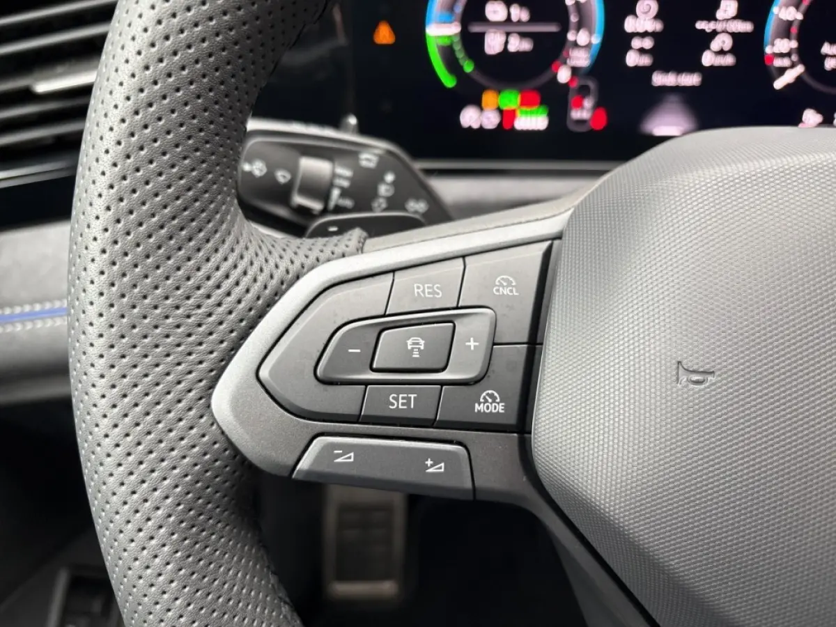 1.5 TSI eHYBRID R-LINE BLACK-OPTIK TREKHAAK/360CAM/ELEK-KLEP/ACC/HUD/STOEL+STUURVERW