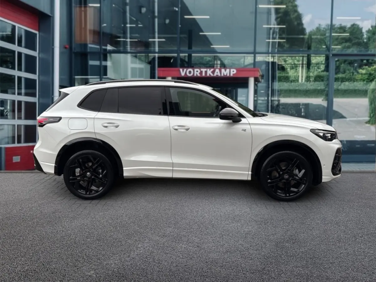 1.5 TSI eHYBRID R-LINE BLACK-OPTIK TREKHAAK/360CAM/ELEK-KLEP/ACC/HUD/STOEL+STUURVERW