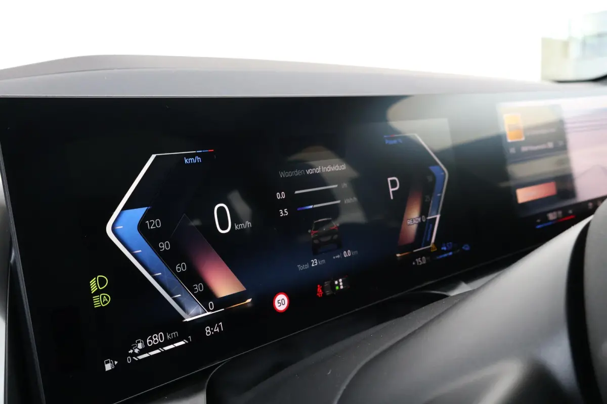 30e xDrive | Sport Pakket Pro | Panorama Dak | Elektr. Stoelen | Driving Assistant Professional | Parking Assistant Plus | Harman Kardon | Trekhaak | Stuur & Stoelverwarming |