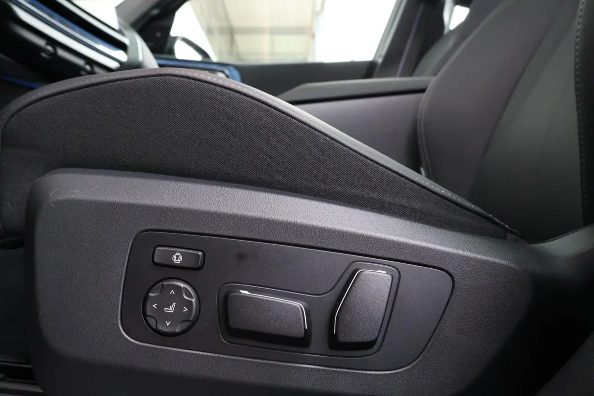 30e xDrive | Sport Pakket Pro | Panorama Dak | Elektr. Stoelen | Driving Assistant Professional | Parking Assistant Plus | Harman Kardon | Trekhaak | Stuur & Stoelverwarming |