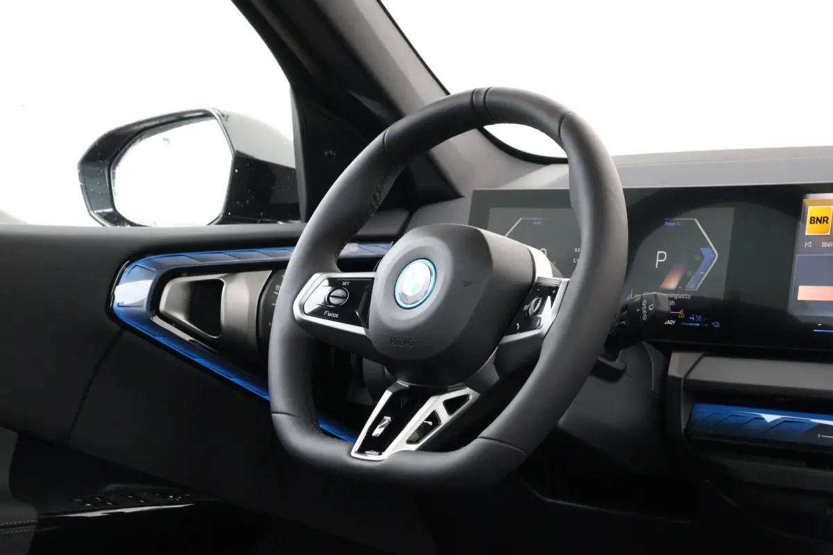30e xDrive | Sport Pakket Pro | Panorama Dak | Elektr. Stoelen | Driving Assistant Professional | Parking Assistant Plus | Harman Kardon | Trekhaak | Stuur & Stoelverwarming |