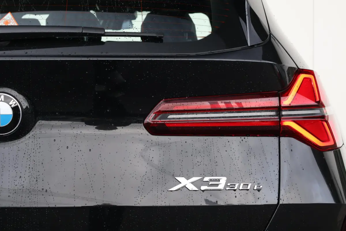 30e xDrive | Sport Pakket Pro | Panorama Dak | Elektr. Stoelen | Driving Assistant Professional | Parking Assistant Plus | Harman Kardon | Trekhaak | Stuur & Stoelverwarming |