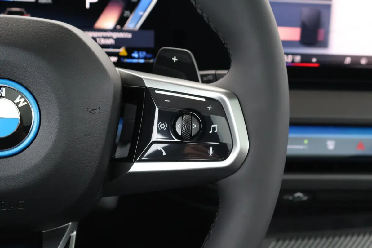 30e xDrive | Sport Pakket Pro | Panorama Dak | Elektr. Stoelen | Driving Assistant Professional | Parking Assistant Plus | Harman Kardon | Trekhaak | Stuur & Stoelverwarming |