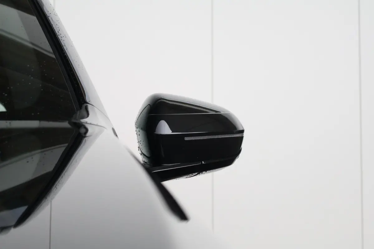 30e xDrive | Sport Pakket Pro | Panorama Dak | Elektr. Stoelen | Driving Assistant Professional | Parking Assistant Plus | Harman Kardon | Trekhaak | Stuur & Stoelverwarming |