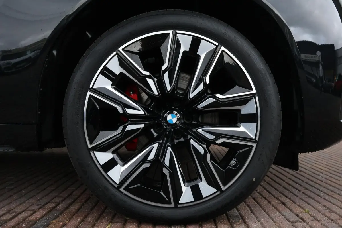 30e xDrive | Sport Pakket Pro | Panorama Dak | Elektr. Stoelen | Driving Assistant Professional | Parking Assistant Plus | Harman Kardon | Trekhaak | Stuur & Stoelverwarming |