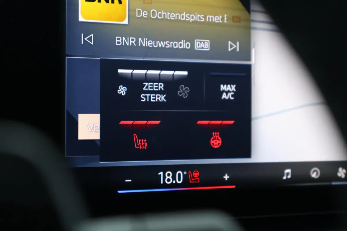 30e xDrive | Sport Pakket Pro | Panorama Dak | Elektr. Stoelen | Driving Assistant Professional | Parking Assistant Plus | Harman Kardon | Trekhaak | Stuur & Stoelverwarming |