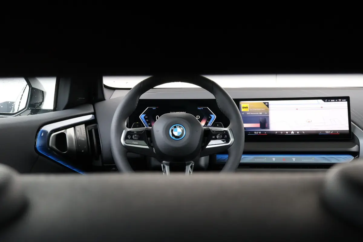 30e xDrive | Sport Pakket Pro | Panorama Dak | Elektr. Stoelen | Driving Assistant Professional | Parking Assistant Plus | Harman Kardon | Trekhaak | Stuur & Stoelverwarming |