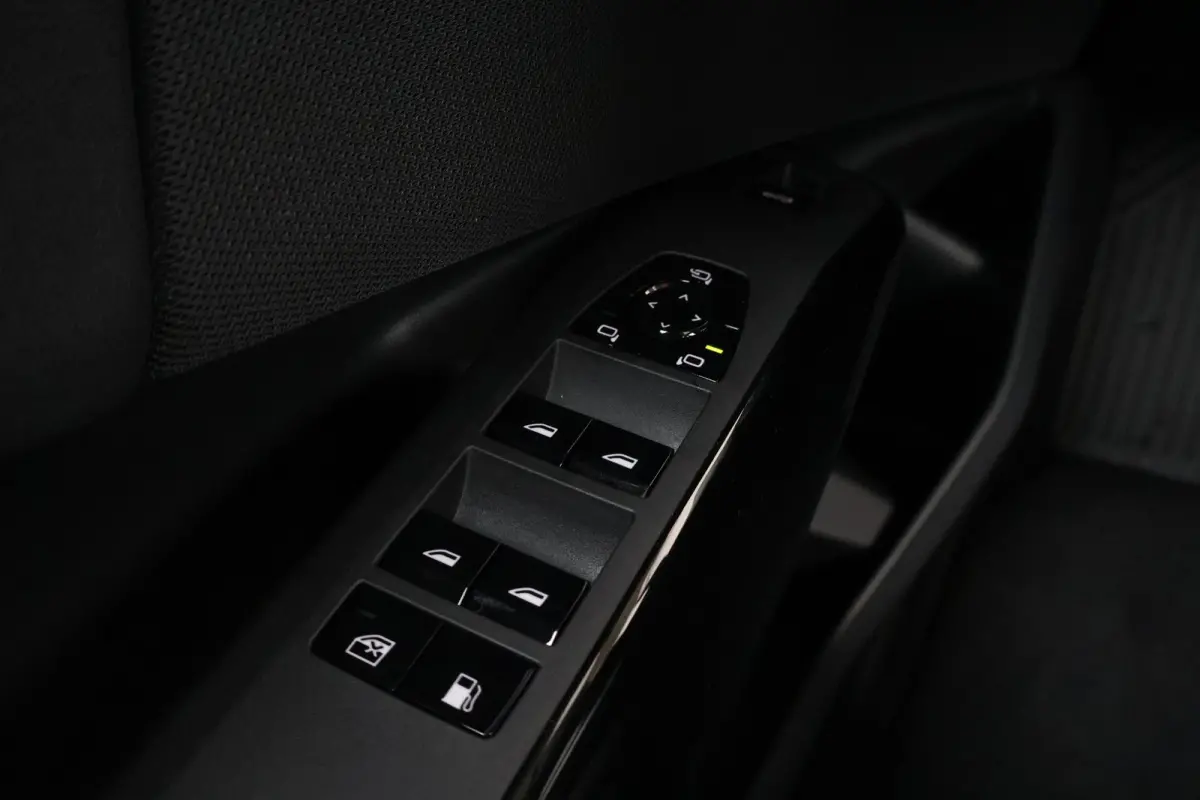 30e xDrive | Sport Pakket Pro | Panorama Dak | Elektr. Stoelen | Driving Assistant Professional | Parking Assistant Plus | Harman Kardon | Trekhaak | Stuur & Stoelverwarming |
