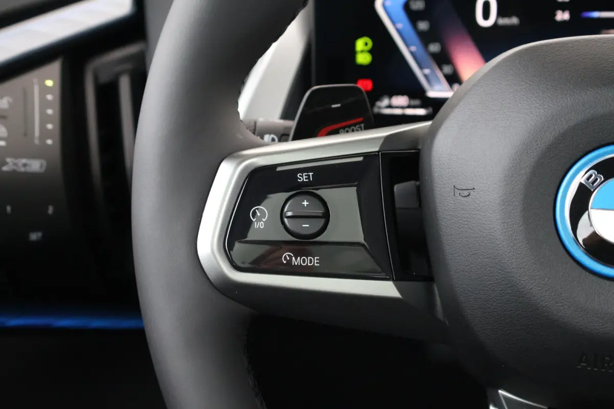 30e xDrive | Sport Pakket Pro | Panorama Dak | Elektr. Stoelen | Driving Assistant Professional | Parking Assistant Plus | Harman Kardon | Trekhaak | Stuur & Stoelverwarming |