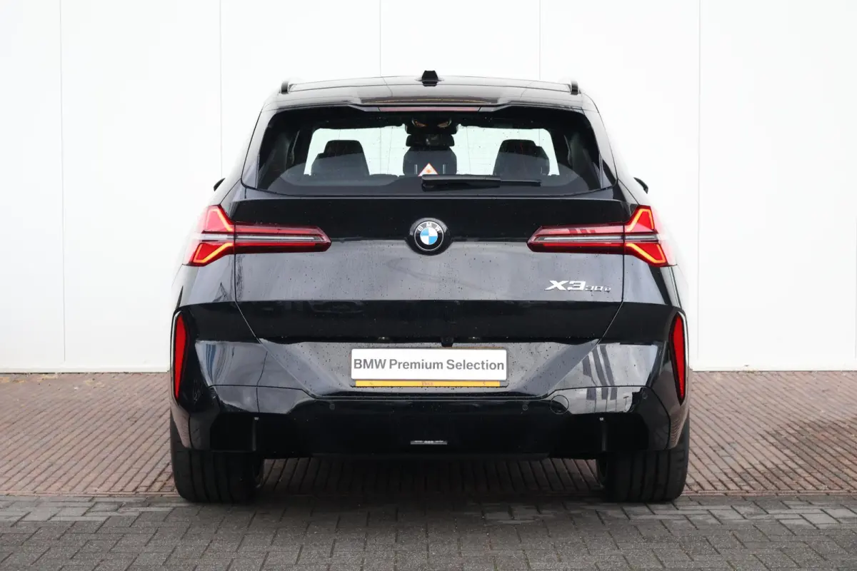 30e xDrive | Sport Pakket Pro | Panorama Dak | Elektr. Stoelen | Driving Assistant Professional | Parking Assistant Plus | Harman Kardon | Trekhaak | Stuur & Stoelverwarming |