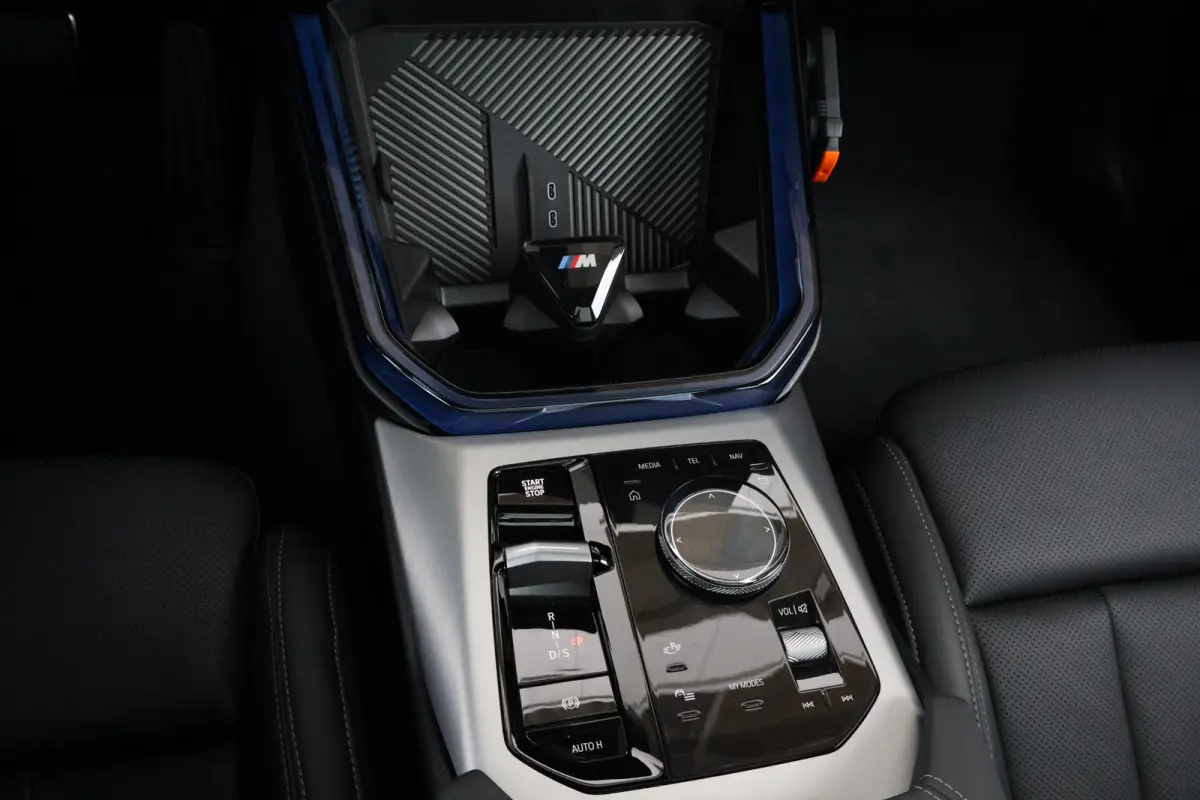 30e xDrive | Sport Pakket Pro | Panorama Dak | Elektr. Stoelen | Driving Assistant Professional | Parking Assistant Plus | Harman Kardon | Trekhaak | Stuur & Stoelverwarming |