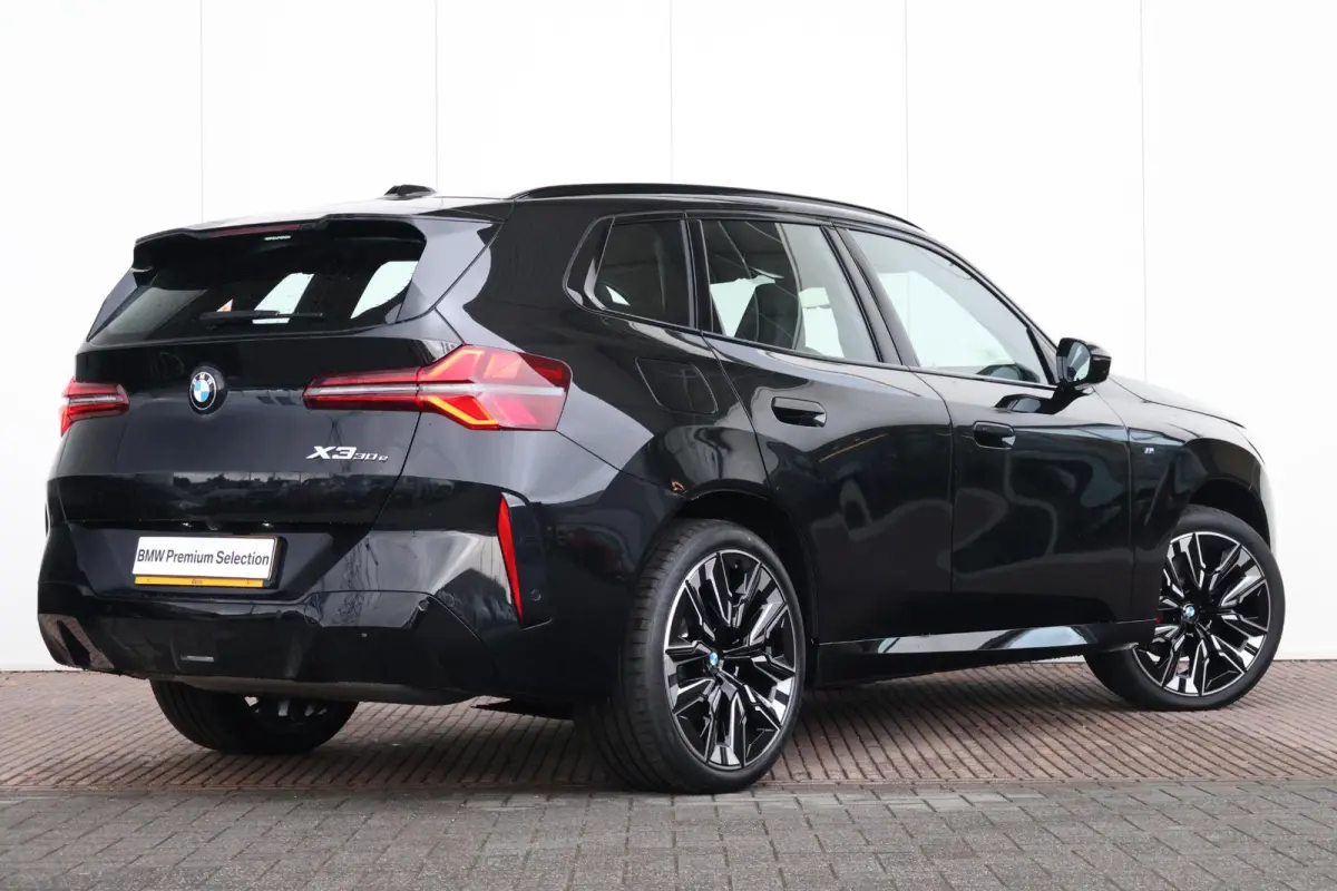 30e xDrive | Sport Pakket Pro | Panorama Dak | Elektr. Stoelen | Driving Assistant Professional | Parking Assistant Plus | Harman Kardon | Trekhaak | Stuur & Stoelverwarming |