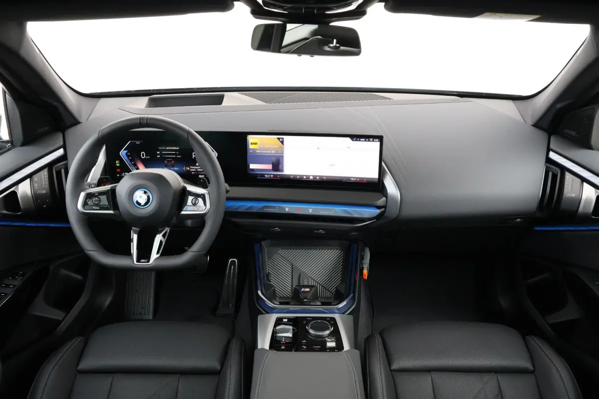 30e xDrive | Sport Pakket Pro | Panorama Dak | Elektr. Stoelen | Driving Assistant Professional | Parking Assistant Plus | Harman Kardon | Trekhaak | Stuur & Stoelverwarming |