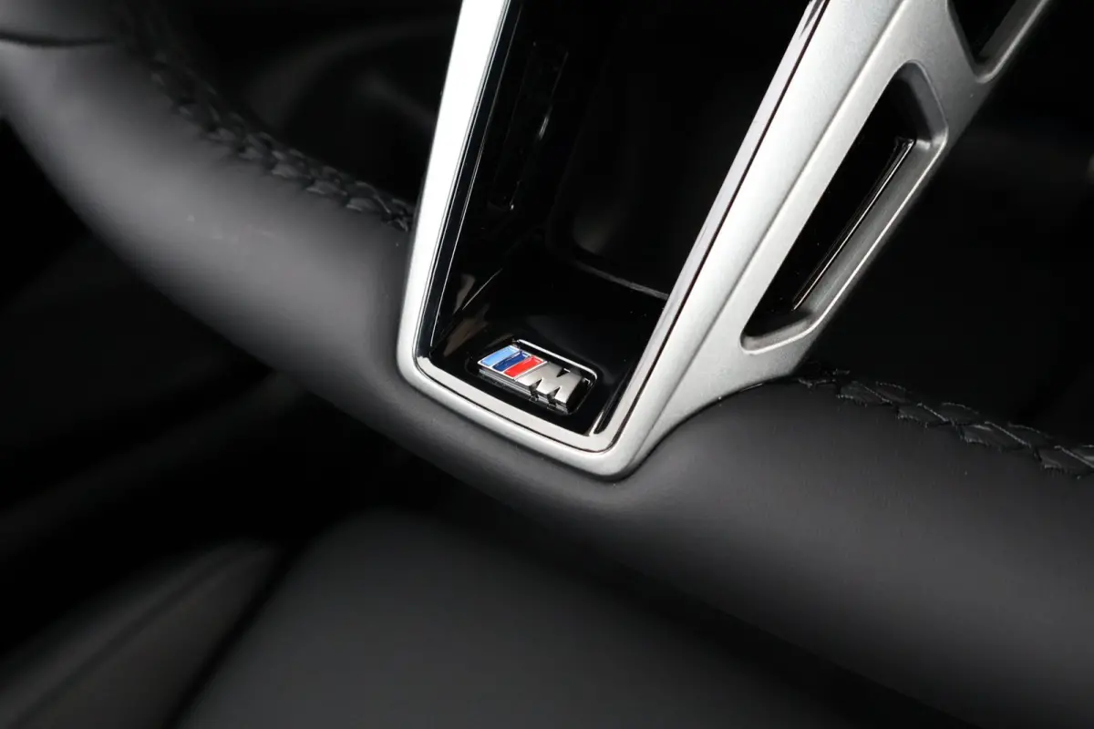 30e xDrive | Sport Pakket Pro | Panorama Dak | Elektr. Stoelen | Driving Assistant Professional | Parking Assistant Plus | Harman Kardon | Trekhaak | Stuur & Stoelverwarming |