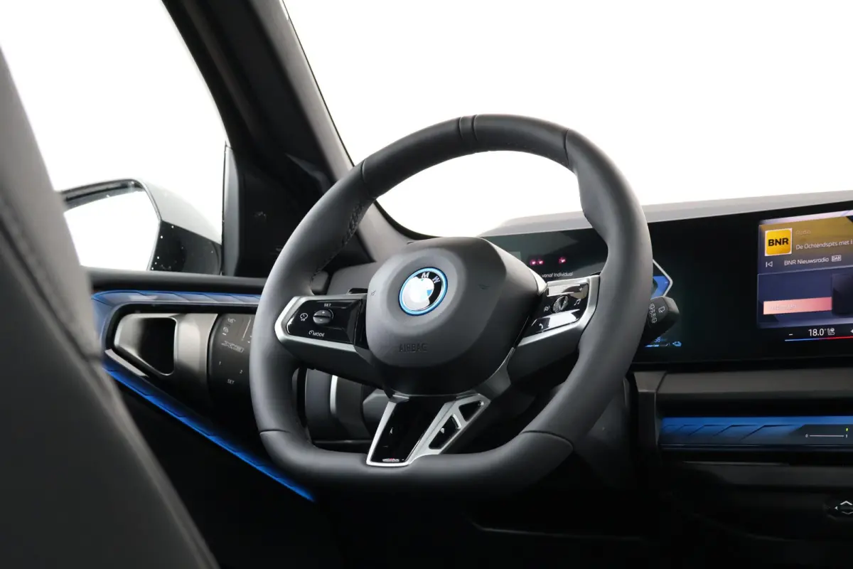 30e xDrive | Sport Pakket Pro | Panorama Dak | Elektr. Stoelen | Driving Assistant Professional | Parking Assistant Plus | Harman Kardon | Trekhaak | Stuur & Stoelverwarming |