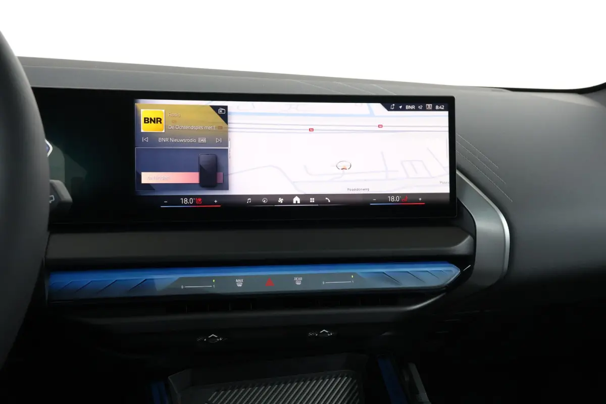 30e xDrive | Sport Pakket Pro | Panorama Dak | Elektr. Stoelen | Driving Assistant Professional | Parking Assistant Plus | Harman Kardon | Trekhaak | Stuur & Stoelverwarming |