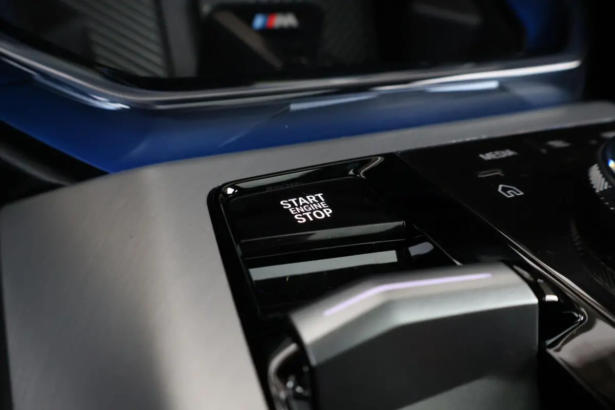 30e xDrive | Sport Pakket Pro | Panorama Dak | Elektr. Stoelen | Driving Assistant Professional | Parking Assistant Plus | Harman Kardon | Trekhaak | Stuur & Stoelverwarming |