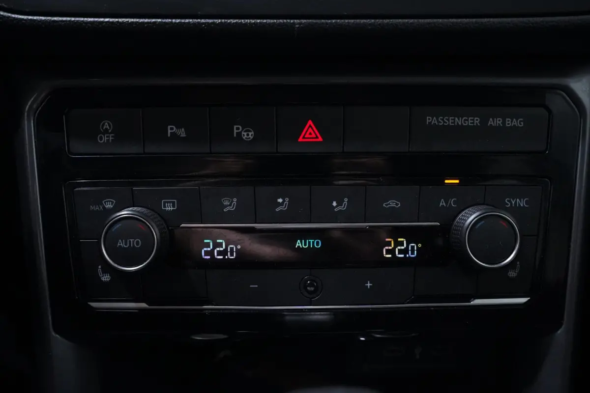 1.0 TSI R-Line Navi Stoelverwarming Camera Apple carplay/Android auto PDC v+a
