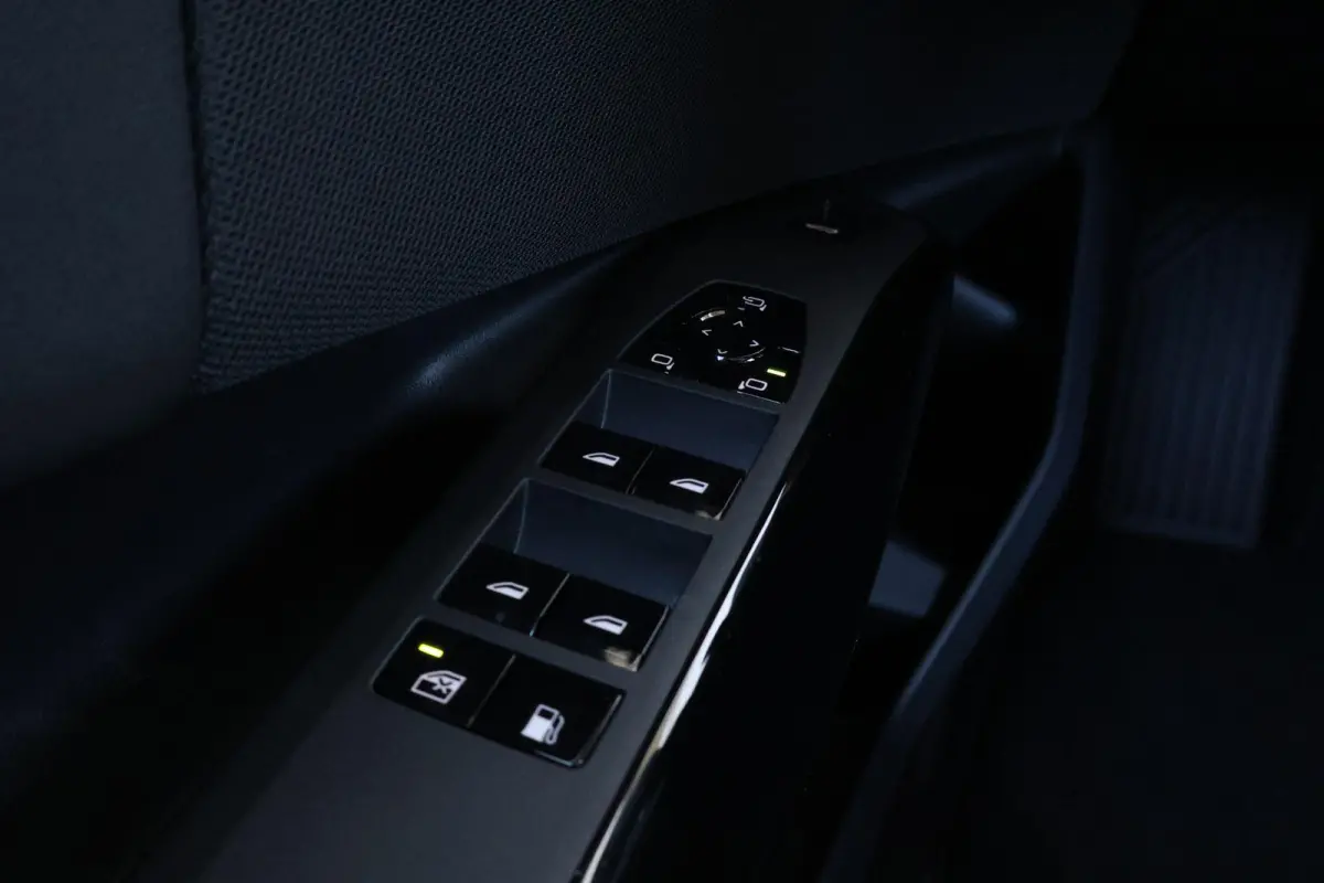 30e xDrive | Sport Pakket Pro | Panorama Dak | Harman Kardon | Driving Assistant Professional | Parking Assistant Plus | Elektr. Stoelen | Stuur & Stoelverwarming Voor en Achter |