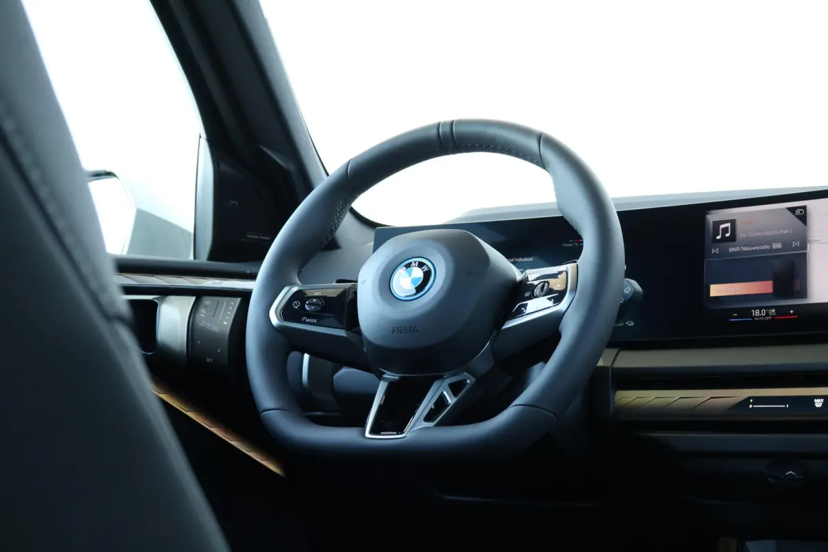 30e xDrive | Sport Pakket Pro | Panorama Dak | Harman Kardon | Driving Assistant Professional | Parking Assistant Plus | Elektr. Stoelen | Stuur & Stoelverwarming Voor en Achter |