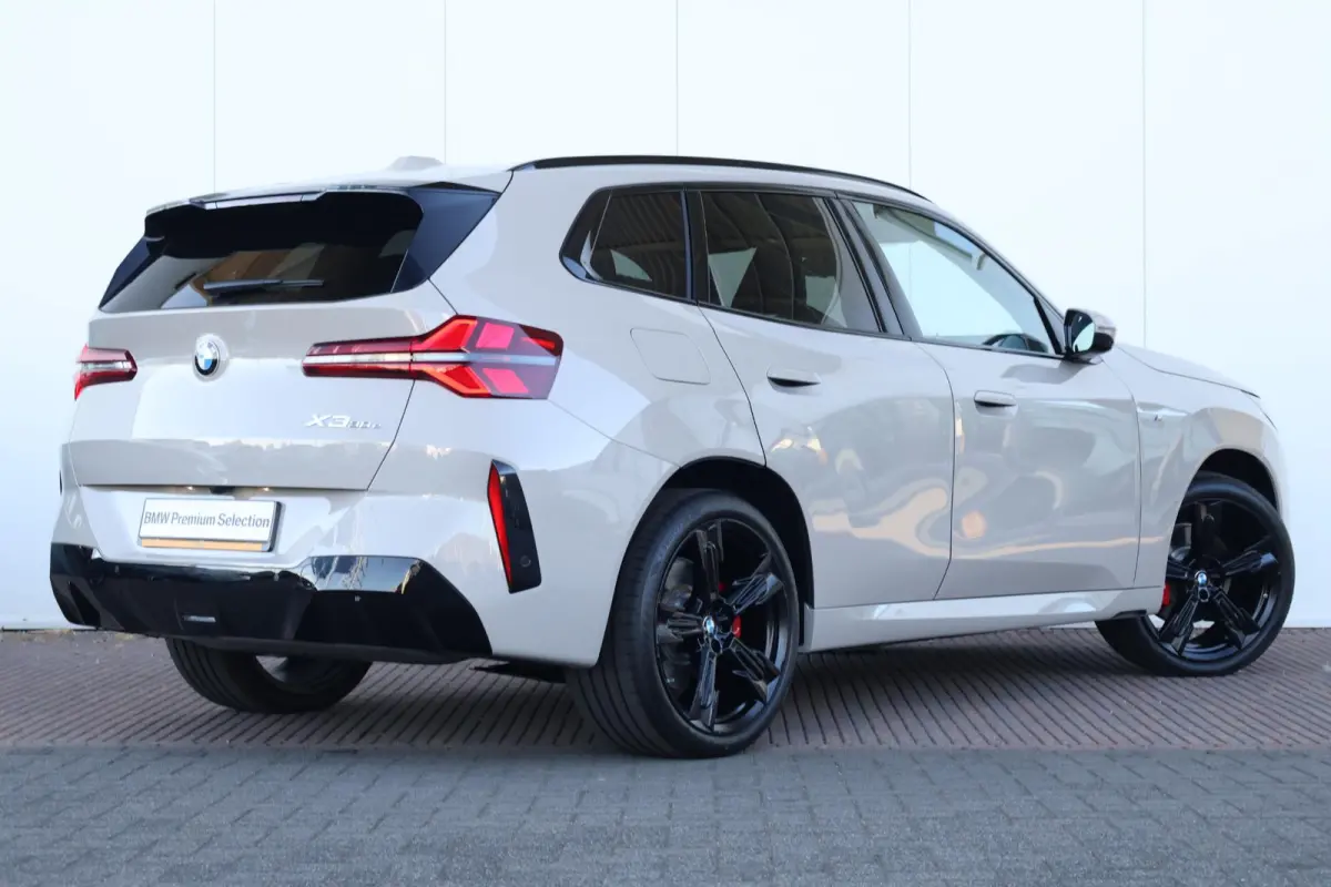 30e xDrive | Sport Pakket Pro | Panorama Dak | Harman Kardon | Driving Assistant Professional | Parking Assistant Plus | Elektr. Stoelen | Stuur & Stoelverwarming Voor en Achter |