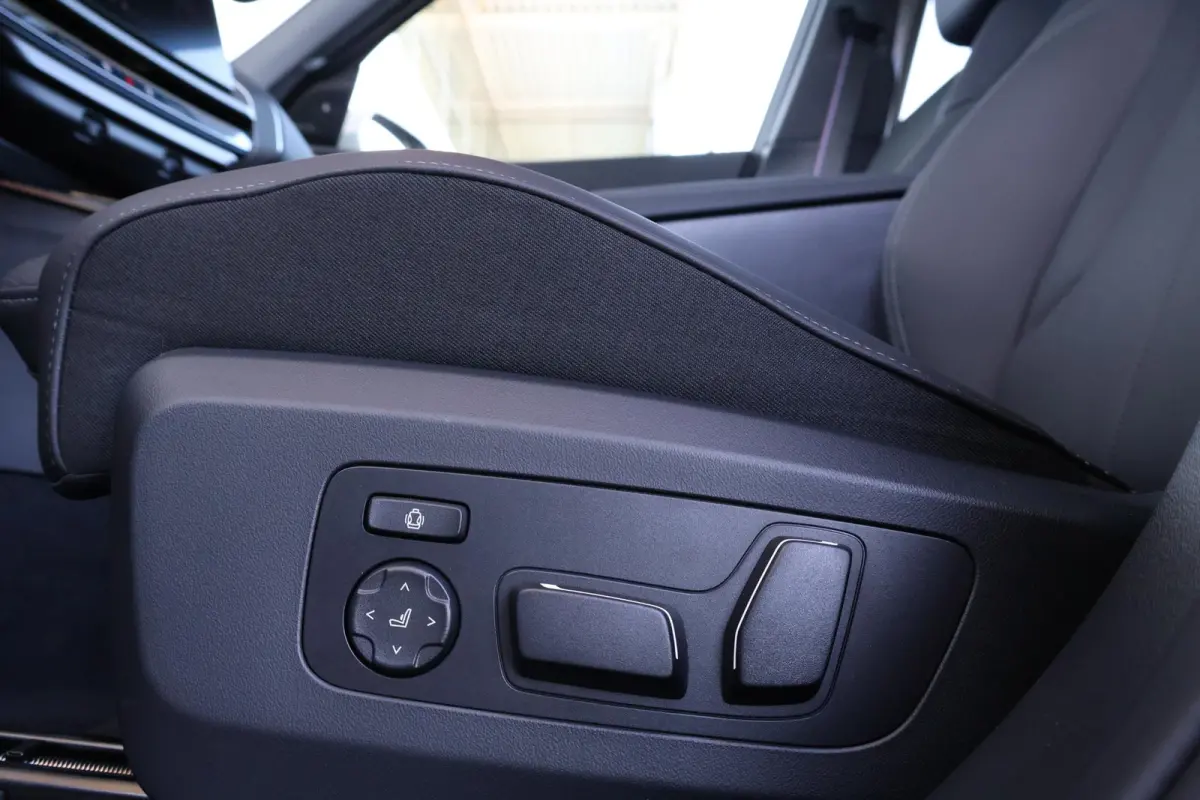 30e xDrive | Sport Pakket Pro | Panorama Dak | Harman Kardon | Driving Assistant Professional | Parking Assistant Plus | Elektr. Stoelen | Stuur & Stoelverwarming Voor en Achter |